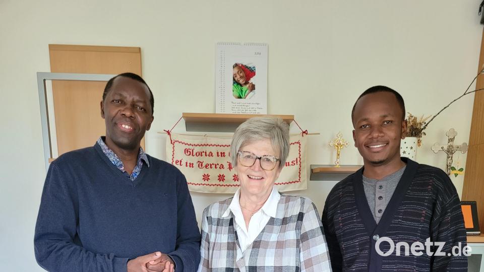 Beim Aufenthalt in Waldsassen besuchten Dr. Annemarie Schraml und Krankenhaus-Verwalter Frank Medarakini auch Pfarrvikar Dr. Timon Ochieng Odeny. Bild: Aktion Feuerkinder/exb