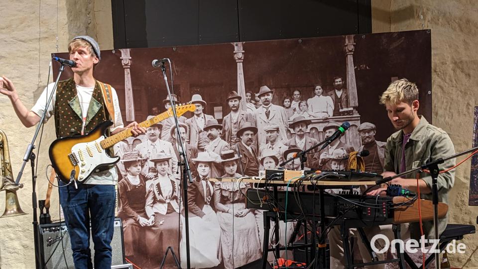 Nahtlos geht es nach der Vernissage über in die KoOpf-Kunstnacht mit der Band &quot;Widersacher aller Liedermacher&quot;: Ein musikalischer Leckerbissen aus Würzburg mit etwas Oberpfälzer Wurzel. Bild: eib