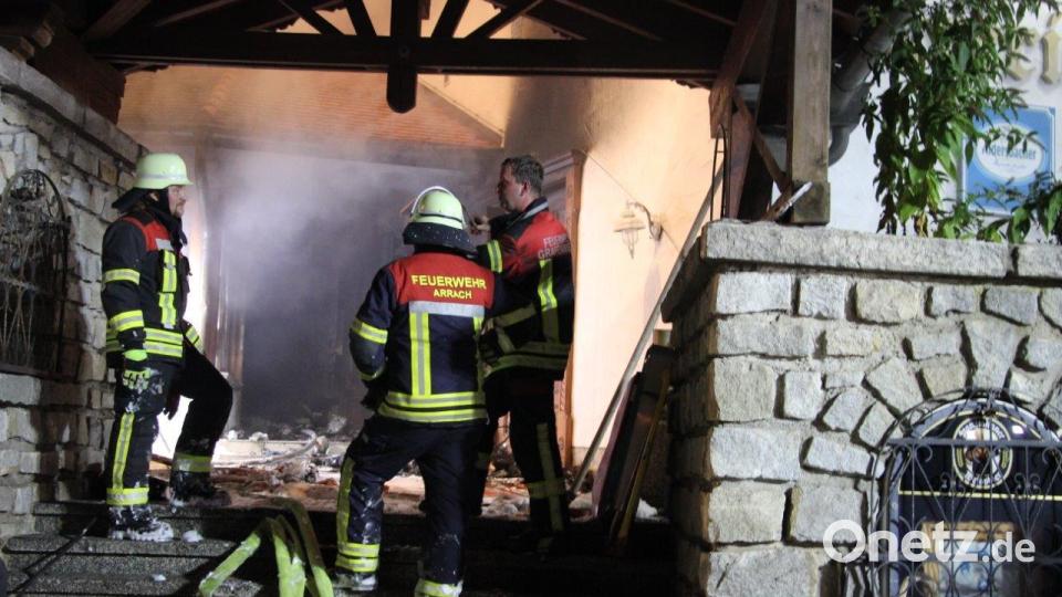 In einem Hotel in Rimbach im Landkreis Cham bricht ein Brand aus. Hunderte von Menschen müssen evakuiert werden. Bild: Dominik Altmann