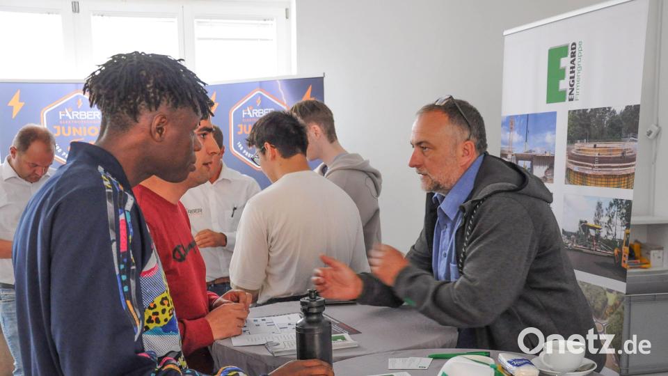 Die Besucher nutzten die Chance, sich mit Arbeitgebern zu unterhalten und mehr von den Betrieben zu erfahren. Hier führt Hubert Englhard (rechts), Geschäftsführer der gleichnamigen Firma aus Ammerthal, ein Gespräch. Bild: Andre Stephan-Park/exb