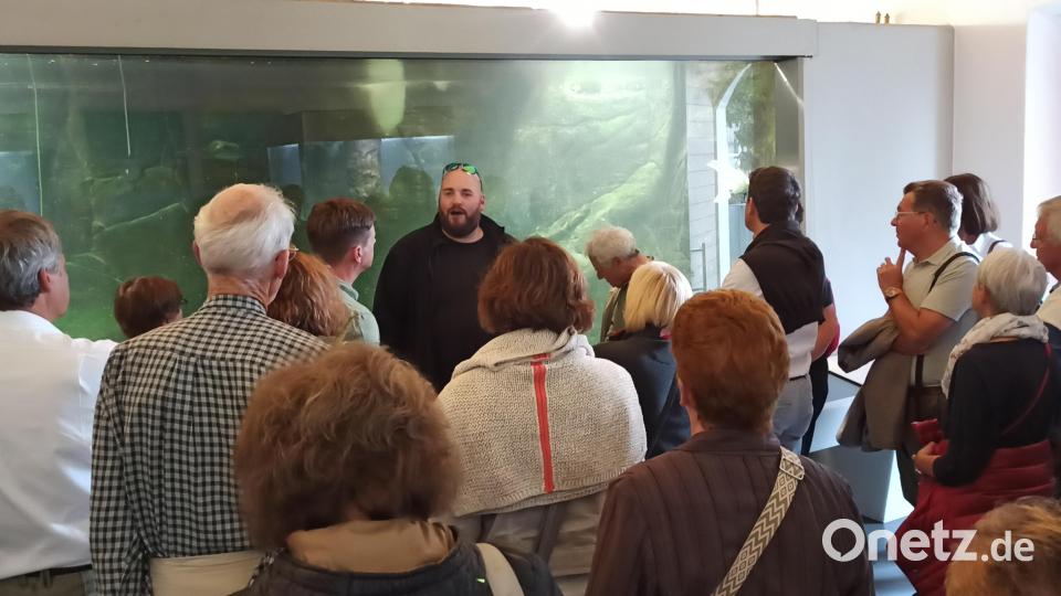 Fischwirt Christoph Kick erklärt das Haus am Teich. Bild: Museumsquartier/exb