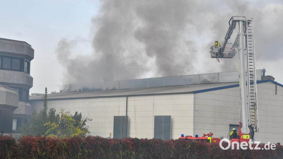Um 11.35 Uhr brach am Donnerstag bei Guss Auer in Ammersricht ein Großbrand aus. Die Feuerwehr war sofort vor Ort. Bild: Petra Hartl