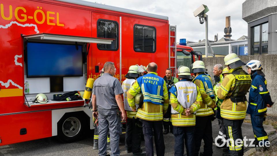Um 11.35 Uhr brach am Donnerstag bei Guss Auer in Ammersricht ein Großbrand aus. Die Feuerwehr war sofort vor Ort. Bild: Petra Hartl