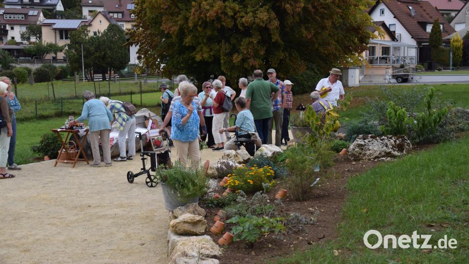 Großen Anklang fand die Führung von Markusine Guthjahr in der neuen Duft- und Heilkräuteroase. Bild: wku