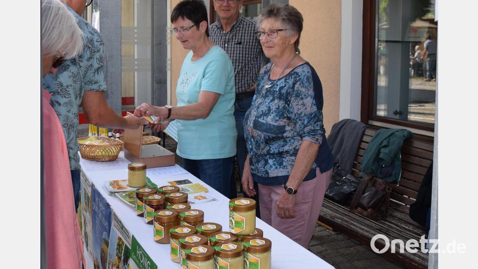Günter und Monika Haller sowie Sieglinde Graf boten am Stand des Imkervereins Honigprodukte an. Bild: wku