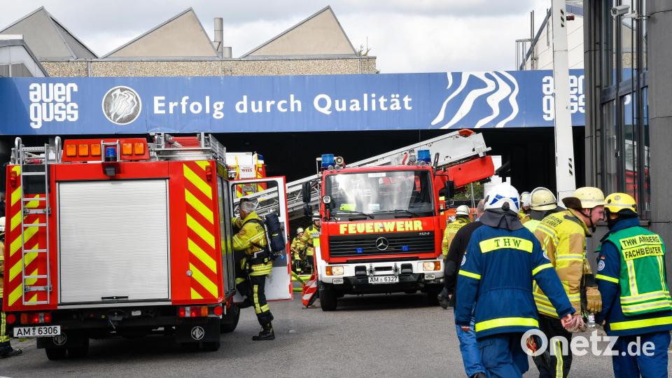 Um 11.35 Uhr brach am Donnerstag bei Guss Auer in Ammersricht ein Großbrand aus. Die Feuerwehr war sofort vor Ort. Bild: Petra Hartl