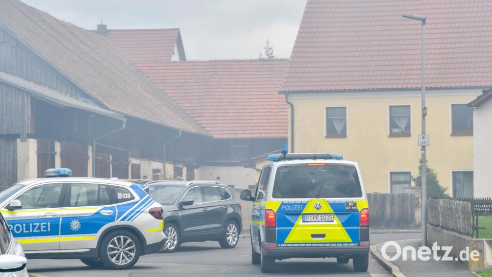 Um 11.35 Uhr brach am Donnerstag bei Guss Auer in Ammersricht ein Großbrand aus. Die Feuerwehr war sofort vor Ort. Bild: Petra Hartl