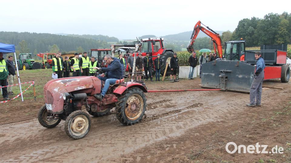 Beim Bremswagen-Ziehen macht auch Bürgermeister Markus Bauriedl eine gute Figur. Bild: pi