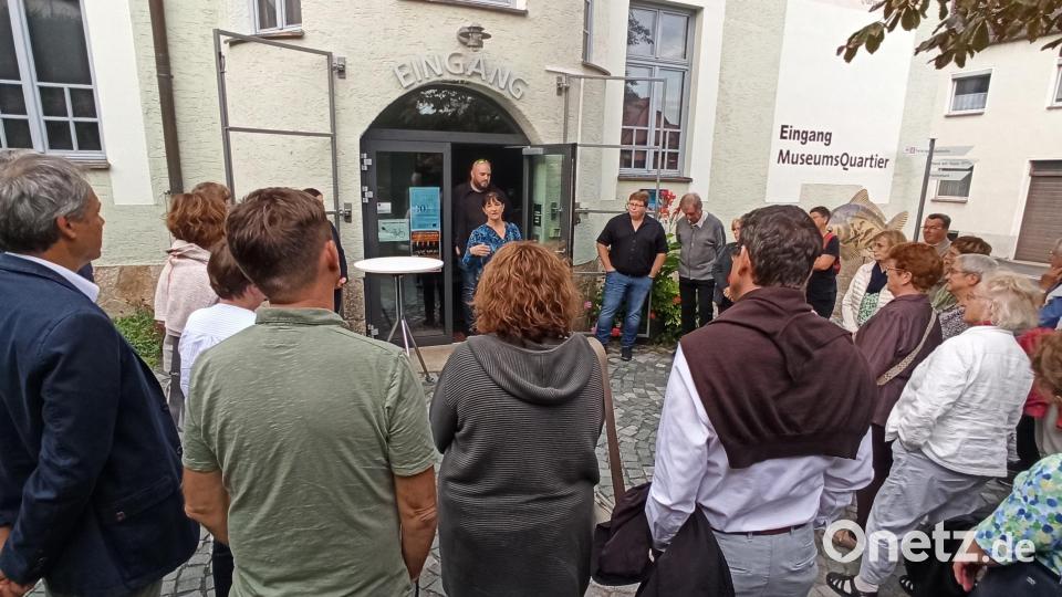 Renate Faltenbacher und Christoph Kick begrüßen die Gäste vor dem Fischereimuseum. Bild: Museumsquartier/exb