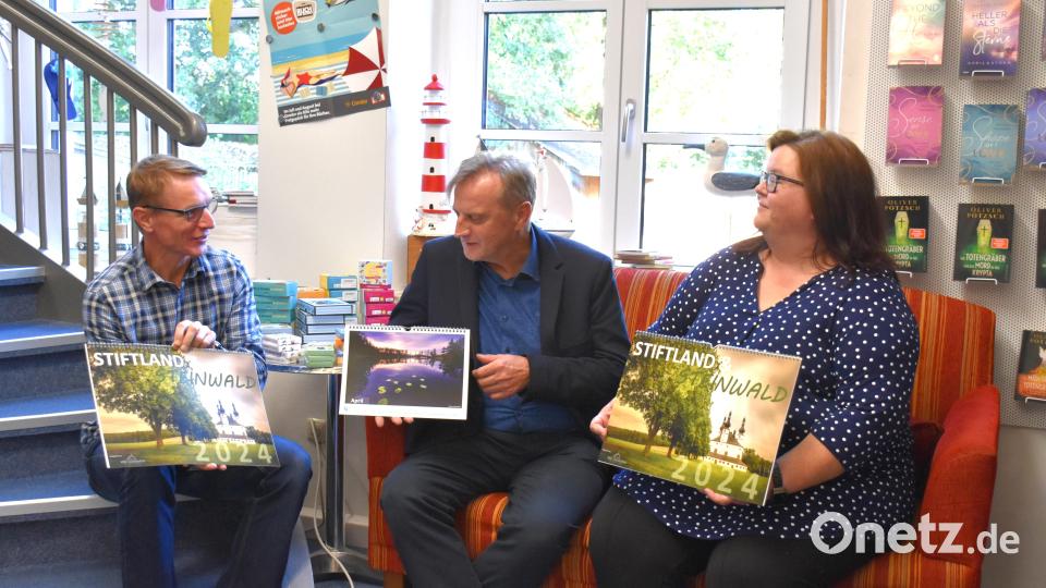 Fotograf und Herausgeber Matthias Kunz, Lebenshilfe-Geschäftsführer Berthold Kellner und Buchhändlerin Margot Konz (von links) stellten den neuen Jahreskalender 2024 „Steinwald und Stiftland“ des Wiesauer Fotografen vor. Bild: ubb