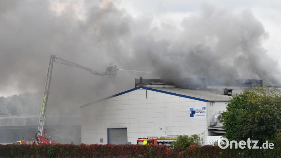 Um 11.35 Uhr brach am Donnerstag bei Guss Auer in Ammersricht ein Großbrand aus. Die Feuerwehr war sofort vor Ort. Bild: Petra Hartl