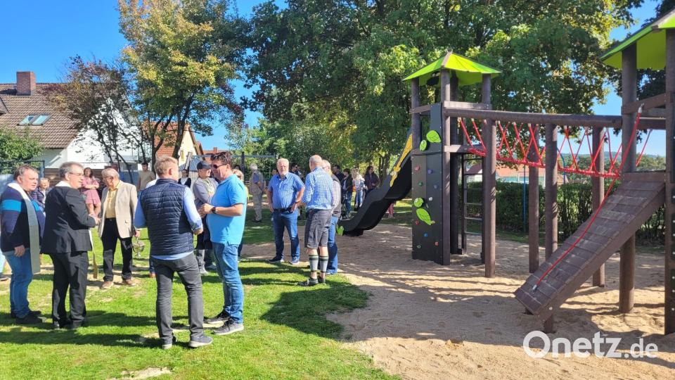 Viele Gäste kamen zur Spielplatzeinweihung in Wildenau. Bild: Fritsch/exb