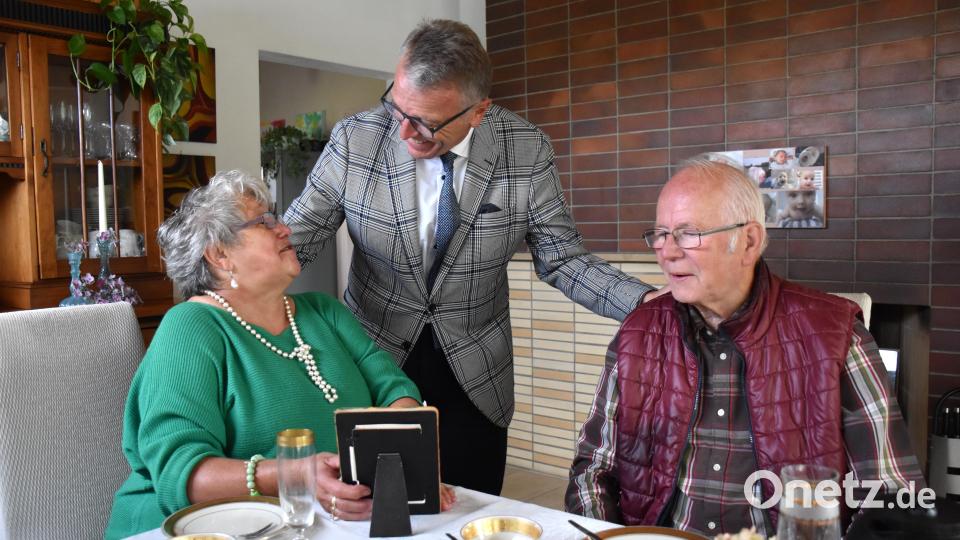 Bürgermeister Franz Stahl schaut sich das Brautfoto an und plaudert mit den Körners über die gute, alte Zeit. Franz Stahl bringt dem Jubelpaar einen Geschenkkorb und die Glückwünsche der Stadt Tirschenreuth vorbei. Bild: ubb