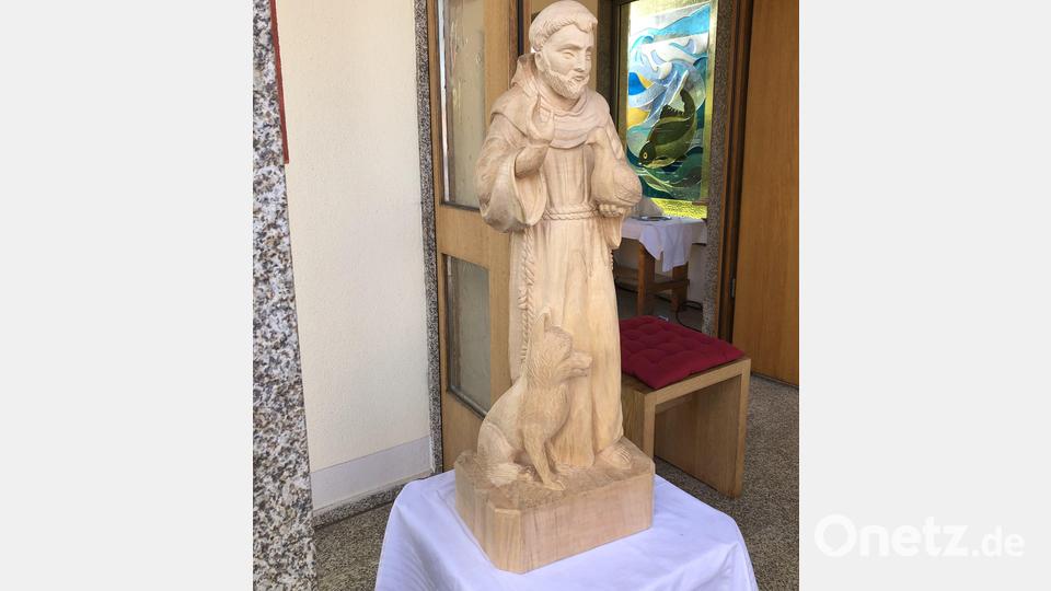 Die neue aus Lindenholz gefertigte Franziskusstatue, die künftig das Kapelleninnere zieren wird, ist inklusive Sockel 85 Zentimeter hoch. Gefertigt wurde sie von Manfred Dietz aus Wiesau. Bild: wro