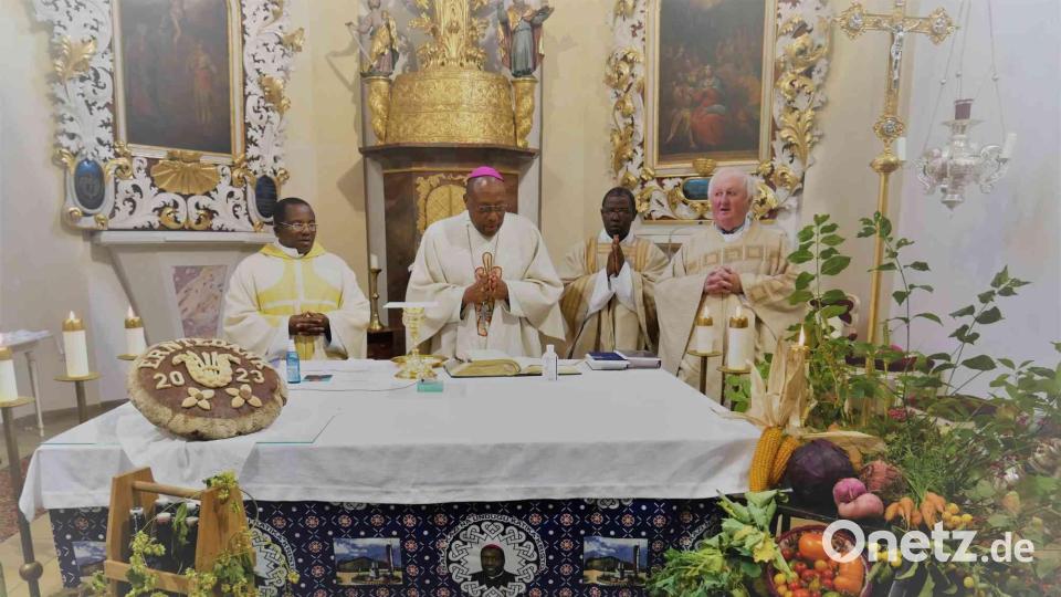 In Konzelebration feierten Pfarrer Bauer, Bischof Salutaris, Bischof Beatus und Pfarrvikar Basil die Eucharistie. Bild: gz