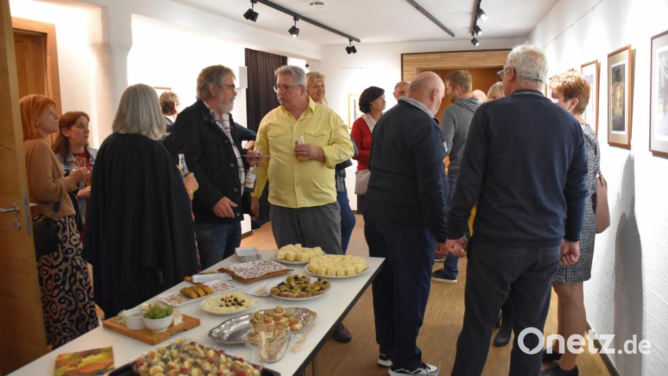 Die Gäste kamen zahlreich und unterhielten sich gern ausgiebig miteinander. Bild: ubb