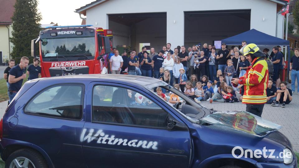 Bei Vorführungen gibt es einen Einblick in die Arbeit der Feuerwehr. Bild: slh