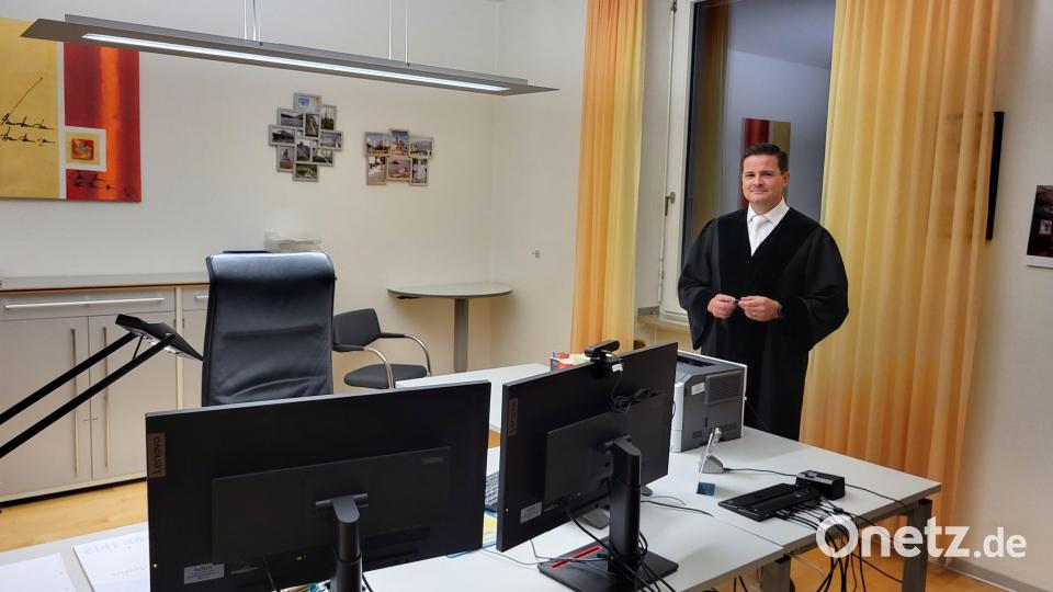 Richter Matthias Bauer zeigt das Jusitzgebäude. Bild: Würth, Wolfgang