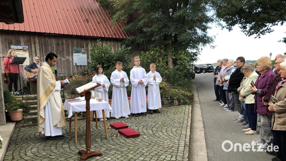 Seit Bestehen der Franziskuskapelle wird jeweils am 3. Oktober in Mühlhof das Patrozinium gefeiert. Den Gottesdienst zelebrierte diesmal Pfarrvikar Pater James. Bild: wro