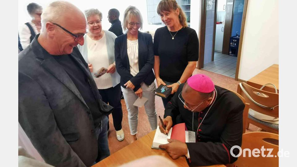 Bischof Beatus erfüllt viele Autogrammwünsche. Bild: gz