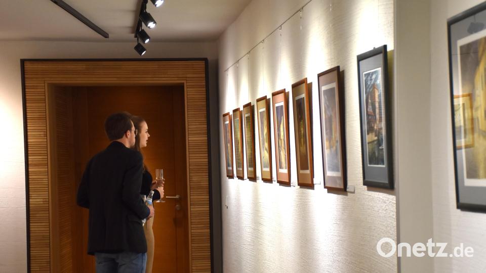 Die Betrachter ließen sich viel Zeit beim Bestaunen der schönen Gemälde. Bild: ubb