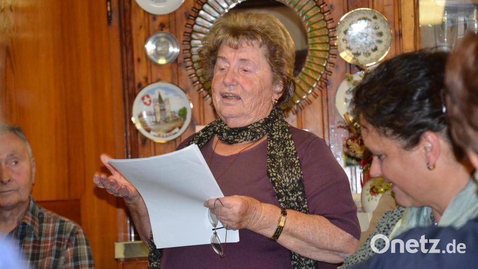 Helene Rolle eröffnet den unterhaltsamen Mundartabend des Heimatkundlichen Arbeitskreises Moosbach. Bild: gi