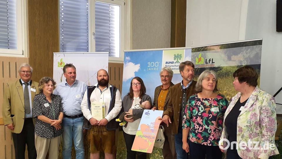 Freude über den ersten Rang bei der Wiesenmeisterschaft 2023 (von links): Professor Weiger, Inge Steidl, Bürgermeister Hermann Mertel, Norbert und Cornelia Übler, Richard Mergner, Stephan Sedlmayer, Christine Hertrich und Sabine Heinz. Bild: Marion Betzler, BN/exb
