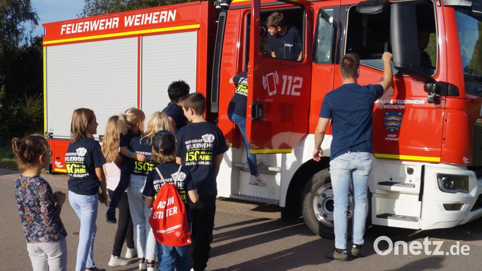 Die Fahrt durch Weihern mit den neuen Feuerwehrauto begeistert vor allem die jungen Besucher. Bild: slh