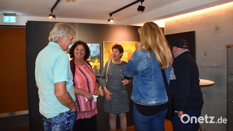 Nach dem offiziellen Teil suchten die Vernissage-Gäste den Kontakt zu den Künstlern. Links Petr Wiesner. Bild: ubb