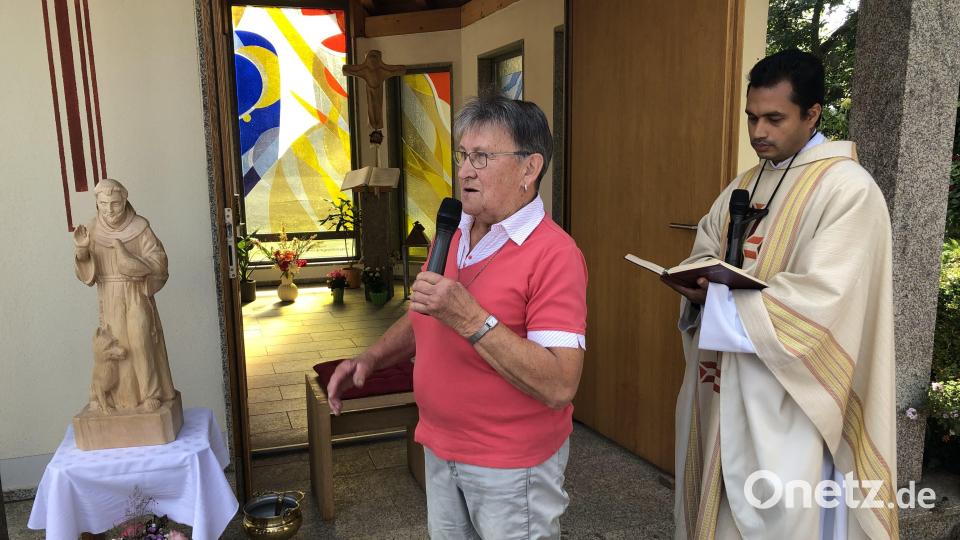 Mit einer Franziskusfigur beschenkte sich die Erbauerin und Besitzerin der Kapelle, Gabi Eichenseher, zum zehnjährigen Bestehen. Rechts im Bild Pfarrvikar Pater James. Bild: wro
