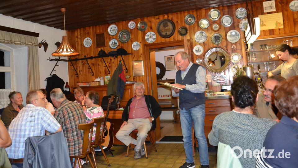 Peter Franz las humorvolle Geschichten sowie auch von dem Moosbacher Georg Balk, die in einem alten Büchlein aufgeschrieben sind. Bild: gi