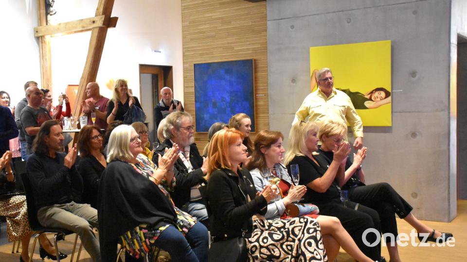 Zahlreiche Besucher klatschten bei den Grußworten und Musikbeiträgen Beifall. Bild: ubb