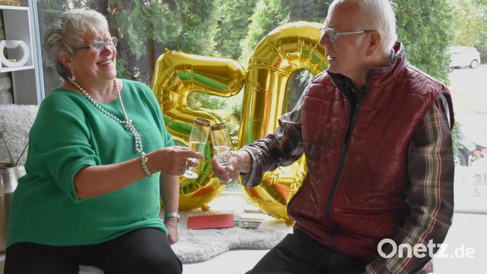 Heidi und Bernd Körner sind seit 50 Jahren verheiratet. Das Jubelpaar genehmigte sich am frühen Morgen ein Glas Sekt zum Anstoßen. Gefeiert wurde nachmittags mit der Familie. Bild: ubb