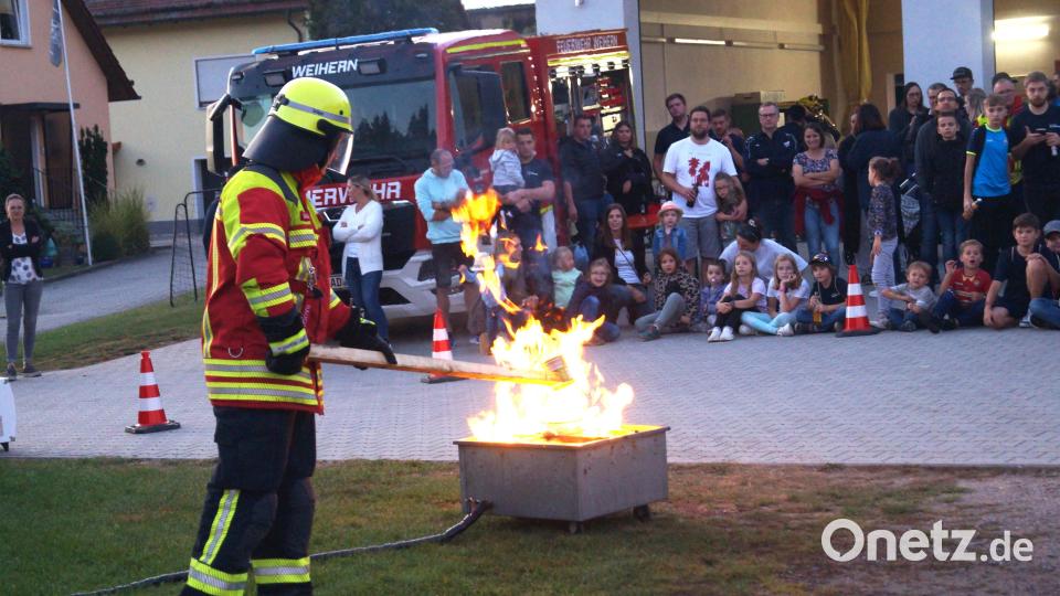 Die Fettbrand-Vorführung zeigt auf, dass ein Fettbrand in der Küche lebensgefährlich sein kann. Bild: slh