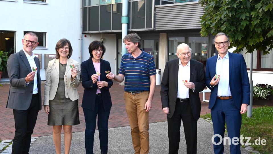 Heitere Ehrengäst zur Eröffnung des Zertifizierungsprojekts, von links Stadtpfarrer Dr. Thomas Vogl, Roswitha Straßer und Mechthild Hattemer (Caritas Wohnen und Pflege), Heimleiter Bernhard Riedl, Heimbeiratsvorsitzender Pater Friedhelm Czinczoll und Waldsassens Bürgermeister Bernd Sommer. Bild: Harry Landauer/exb