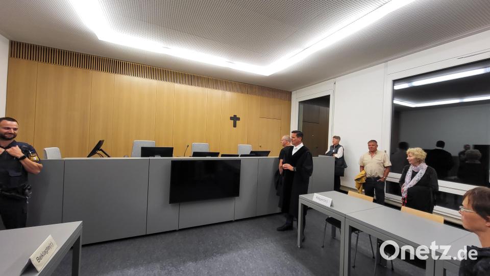 Richter Matthias Bauer zeigt das Jusitzgebäude. Bild: Würth, Wolfgang