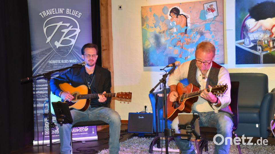 Für Musik sorgte das Duo "Travelin' Blues" mit Wolfgang Weber und Sebastian Schönstein (von rechts). Bild: ubb