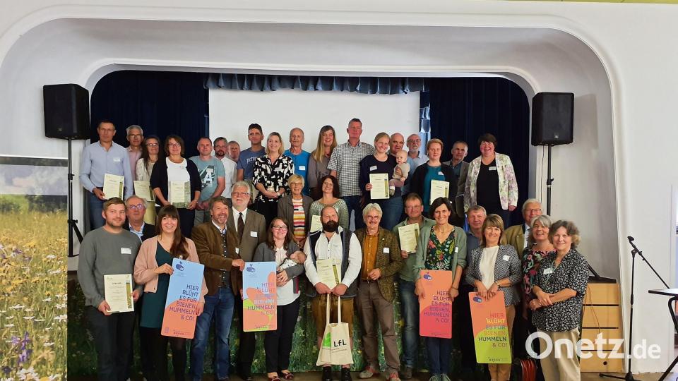 Die Gewinner der Wiesenmeisterschaft 2023 werden bei einer Festveranstaltung im Kloster Ensdorf für ihre vorbildliche Wiesenbewirtschaftung geehrt. Bild: Marion Betzler, BN/exb