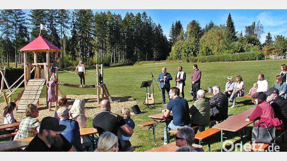 Zur Spielplatzsegnung in Oberölbühl waren viele Gäste gekommen. Die Kinder nahmen die Spielgeräte gleich in Beschlag. Bild: ld