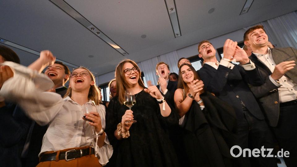 Anhänger der CSU reagieren bei der Wahlparty nach der Bekanntgabe der ersten Prognose zur Landtagswahl in Bayern. Bild: Peter Kneffel/dpa