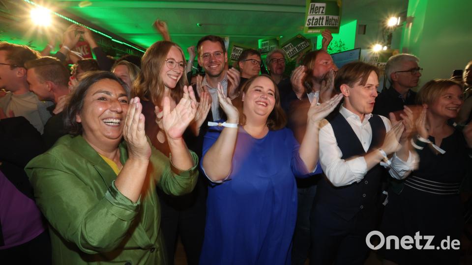 Ricarda Lang (M), die Bundesvorsitzende von Bündnis 90/Die Grünen jubelt mit Anhängern bei der Wahlparty nach der Bekanntgabe der ersten Prognose zur Landtagswahl in Bayern. Bild: Karl-Josef Hildenbrand/dpa