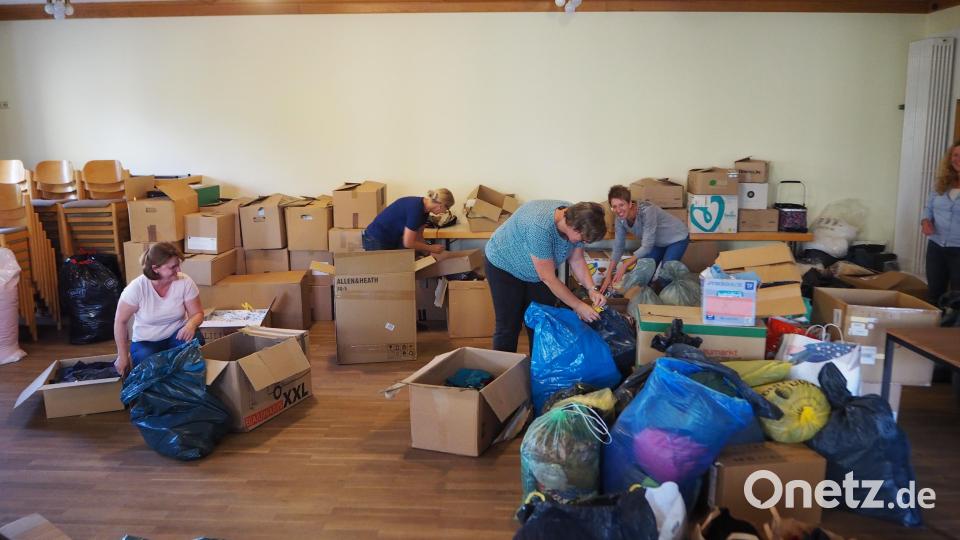 Alle Hände voll zu tun hatte Renate Thaller (links) mit ihren Helferinnen, um die sehr vielen Hilfsgüter für den Weitertransport auszusortieren und teils umzuverpacken. Bild: wmi