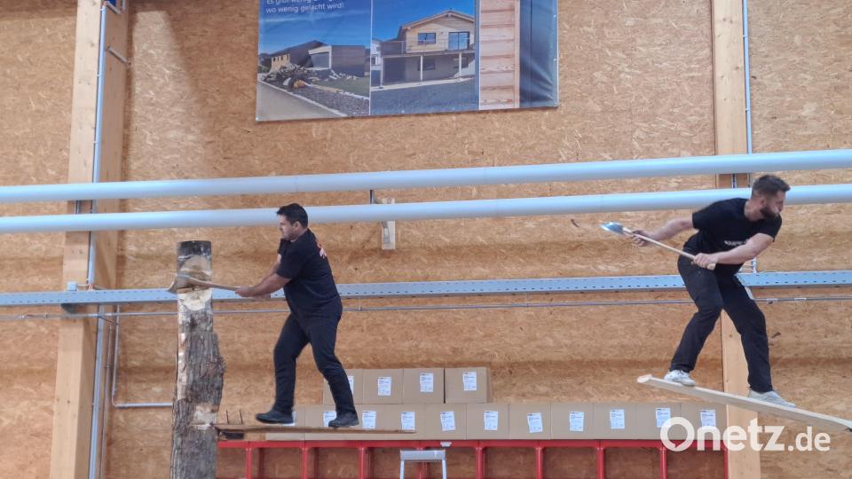 Ein Wettbewerb im Sportholzfällen mit Disziplinen aus Stihl-Timbersport, begleitet vom Mitarbeiter der Zimmerei Fischer, Bauleiter und deutschem Vizemeister Peter Bauer (links). Bild: pop