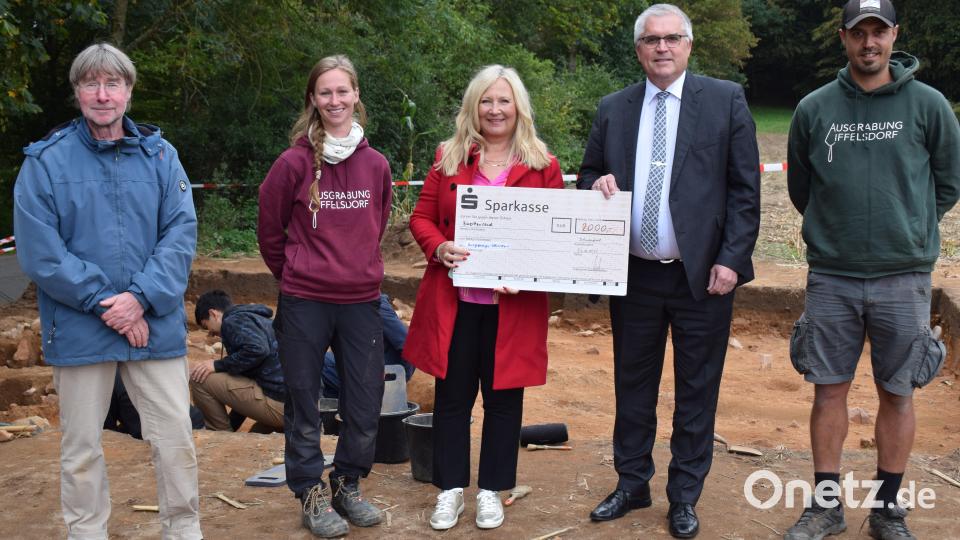 Lions-Club-Präsidentin Renate Ahrens übergibt einen Spendenscheck an Bürgermeister Richard Tischler. Mit im Bild Grabungsleiter Hans Losert (links), die Anthropologin Jana Pfneizl aus Wien (Zweite von links) und Grabungstechniker Roman Schneider (rechts). Bild: bnr