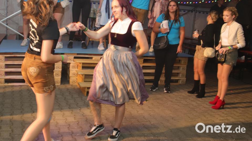 Tanzen, schunkeln, singen in der Bierzeltatmosphäre. Bild: war