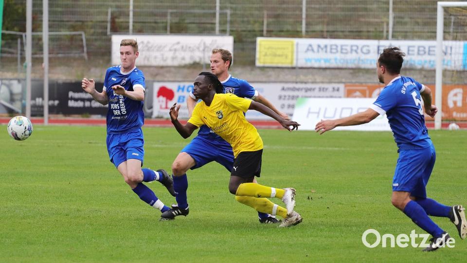 Der Amberger Adoubacar Fanneh erzielte den Amberger Siegtreffer und beschäftigt in dieser Szene gleich drei Etzenrichter Abwehrspieler. Bild: war
