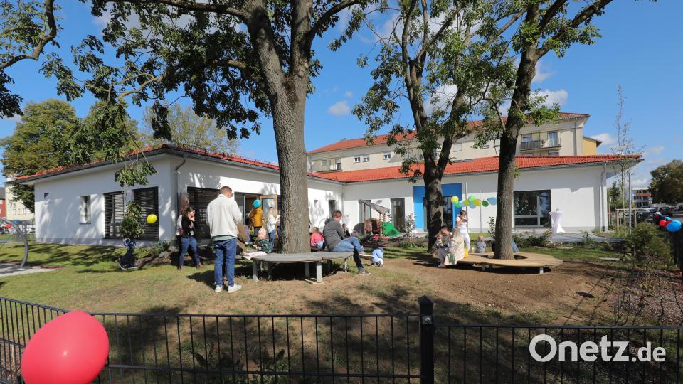 Johanniter weihen in Amberg an einem Tag Kindergarten und Kinderkrippe