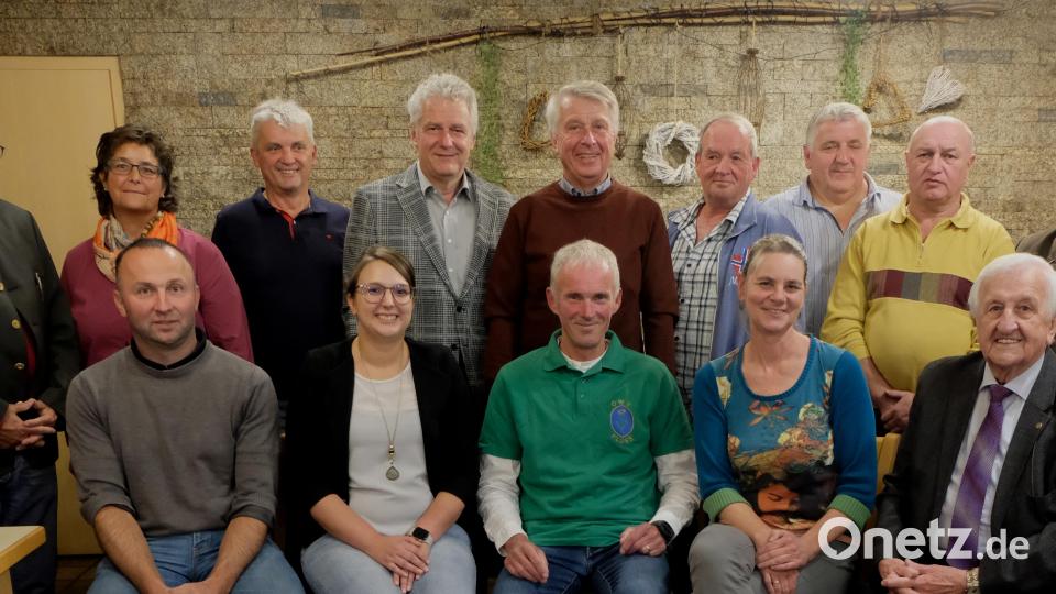 Mit dieser Mannschaft geht des Flosser Waldverein weiter an die aktive Heimatarbeit. Sitzend, von links: Manfred Bock, Sabrina Lacher, Markus Staschewski, Renate Staschewski und Fred Lehner. Stehend, von links: Gerd Lindner, Brigit Meißner, Norbert Meierhöfer, Robert Lindner, Peter Ruckdächel, Peter Späth, Thomas Buchner, Siegfried Schell und Günter Drechsler. Bild: le