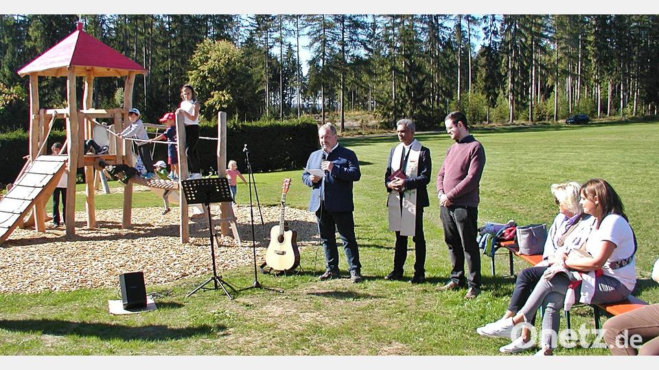 Die Spielplatzsegnung in Oberölbühl mit (von links) Bürgermeister Bernhard Schindler, Pater Joy und Pfarrer Michael Röll. Bild: ld