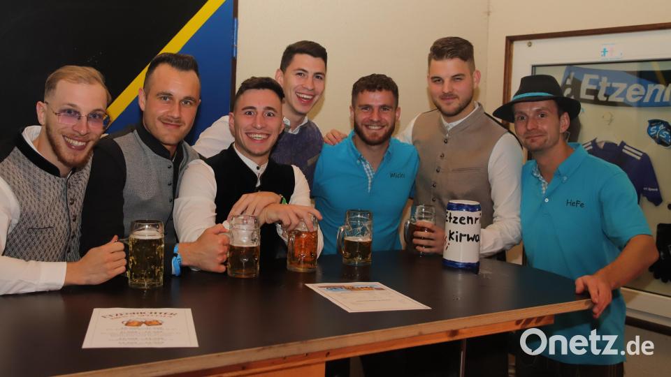Fußballer vergessen die Niederlage in Amberg vom Nachmittag. Bild: war